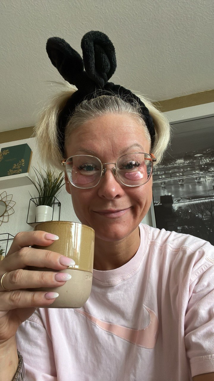 Sarah mit Kaffeetasse zu Hause
